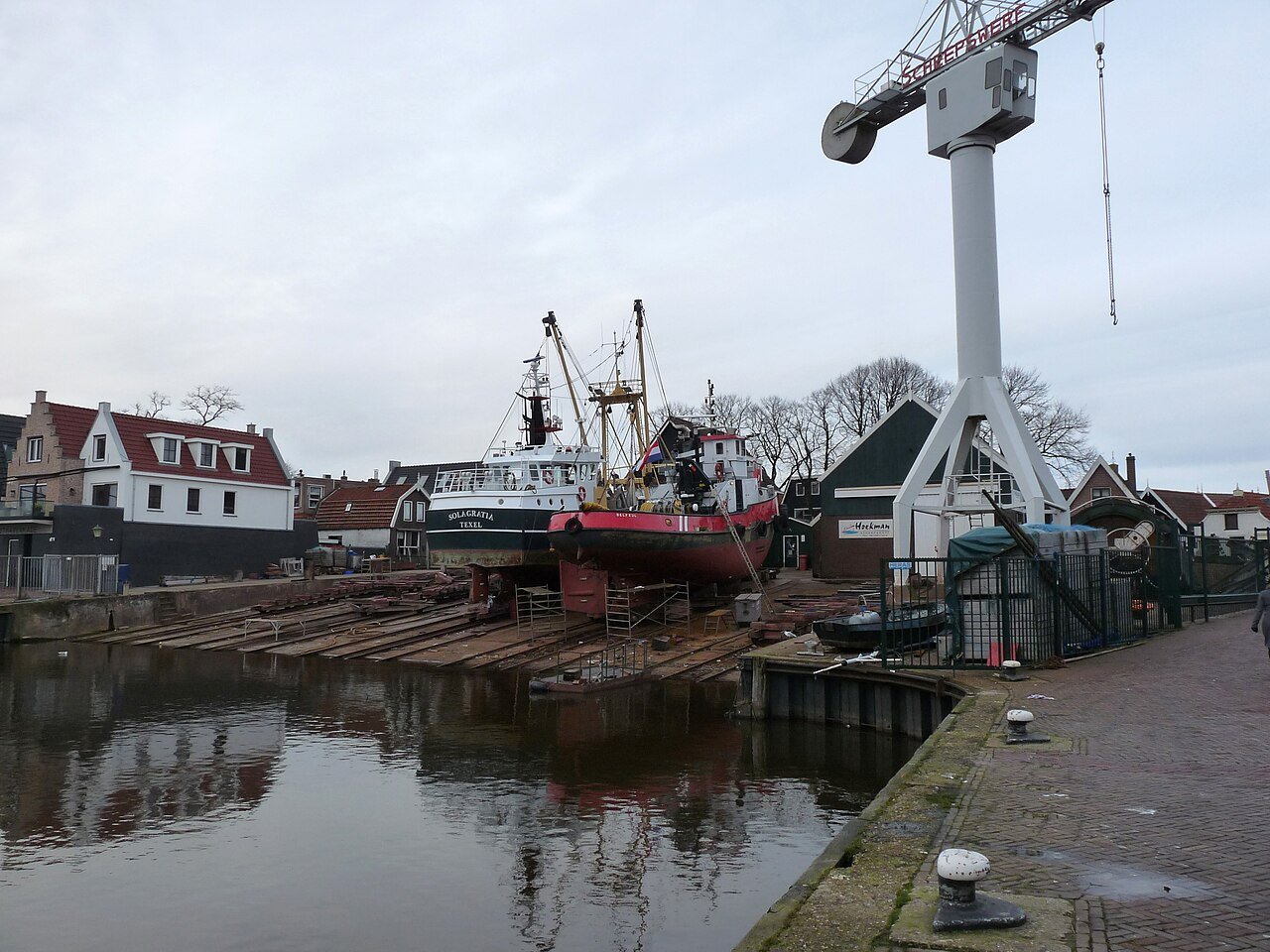 Scheepswerf aan de haven van Urk, januari 2021.