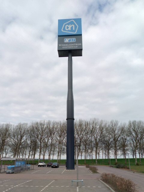 Reclamemast bij winkelcentrum Oosterwold, maart 2025.