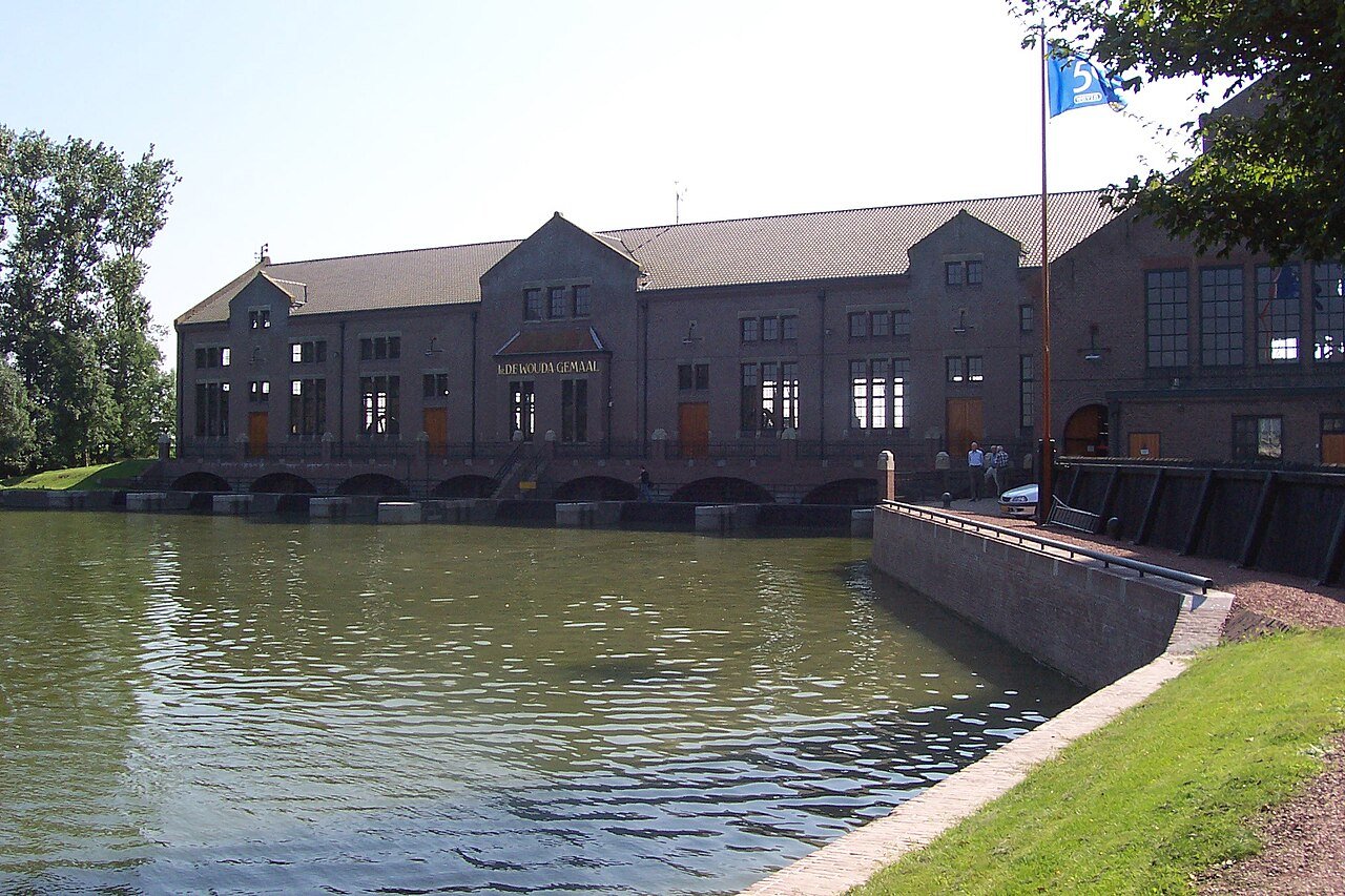 Het historische gebouw van het Woudagemaal aan het water.