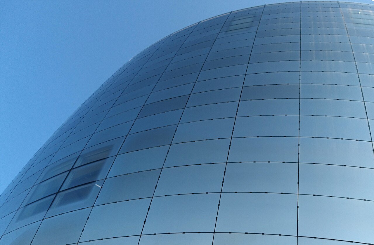 Detail van de spiegelgevel van Depot Boijmans, maart 2022.