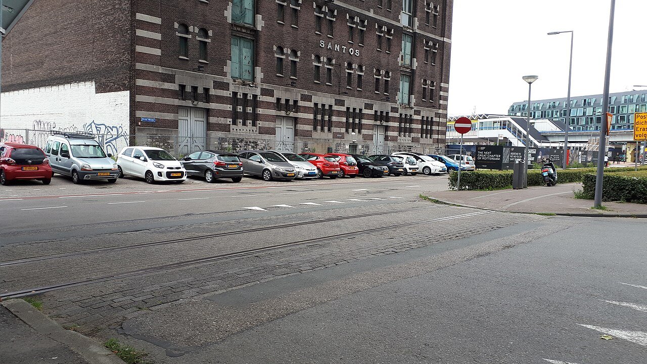 Pakhuis Santos en het oude havenspoor in 2020, vóór de museumverbouwing.