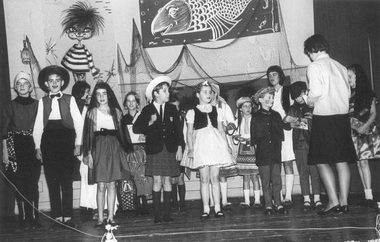 Kinderboekenweek in 1962: kinderen op het podium. Archieffoto.