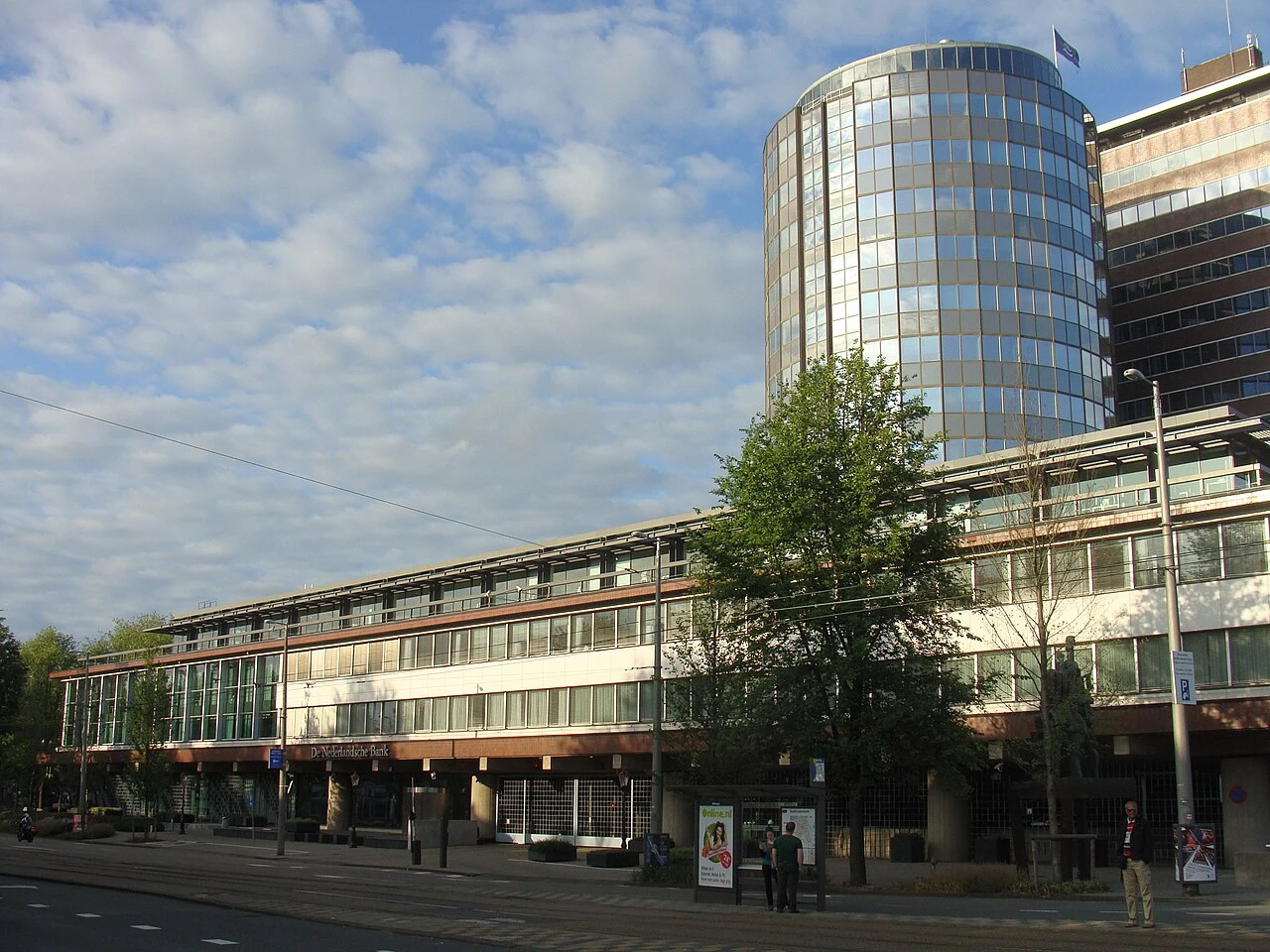 Het gebouw van De Nederlandsche Bank aan het Westeinde in Amsterdam, gefotografeerd in 2013. Foto: Pbech, CC0.