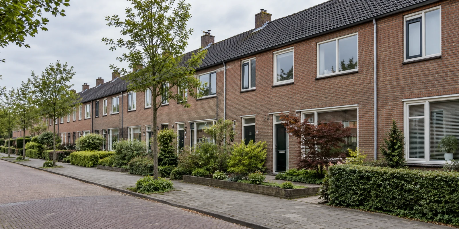 AI-beeld ter illustratie. Algemene woonstraat; de huizen zijn geen voorbeeld van een concrete transactie.