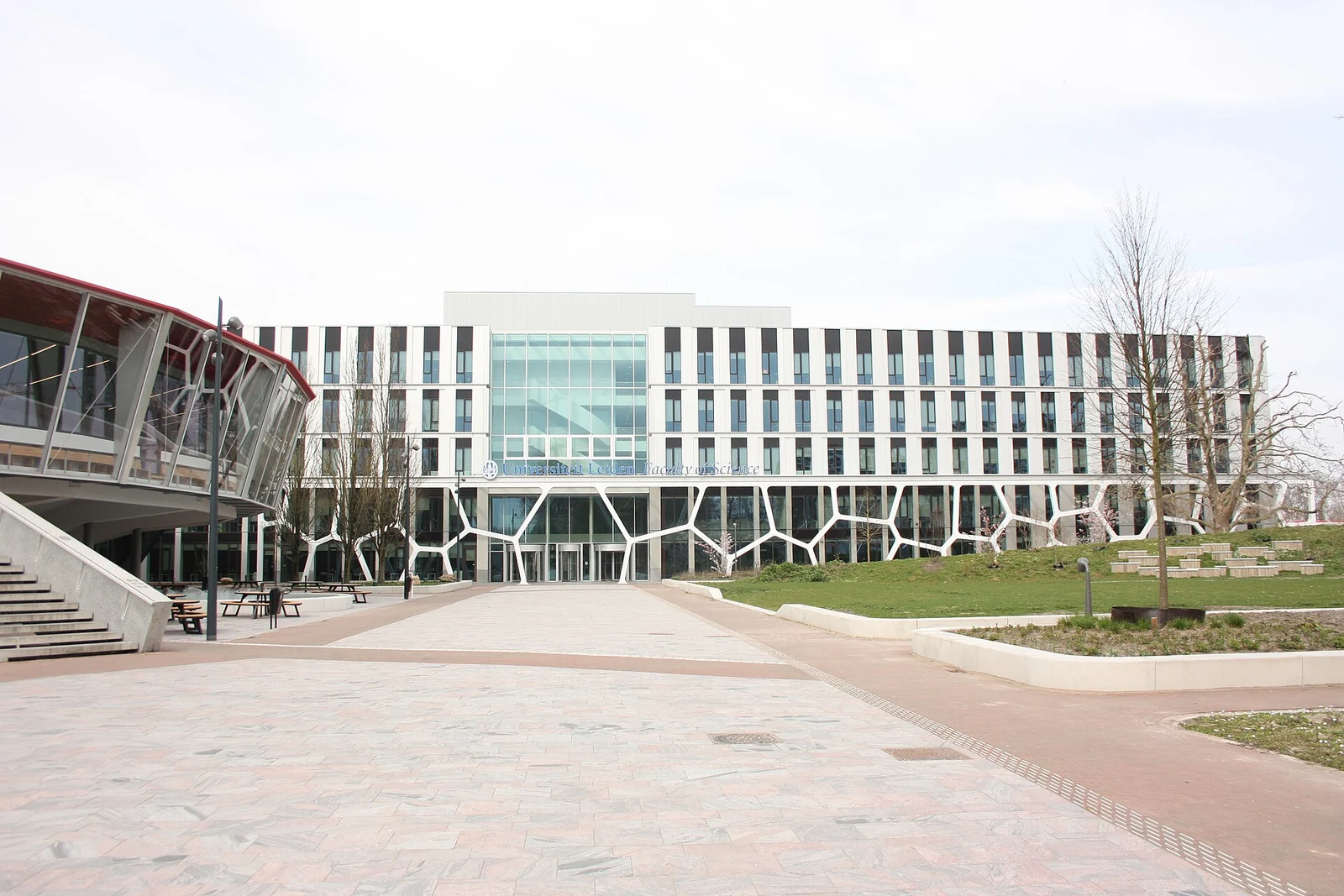 Het Gorlaeusgebouw in het Bio Science Park Leiden; niet de geplande fabriek in Katwijk.