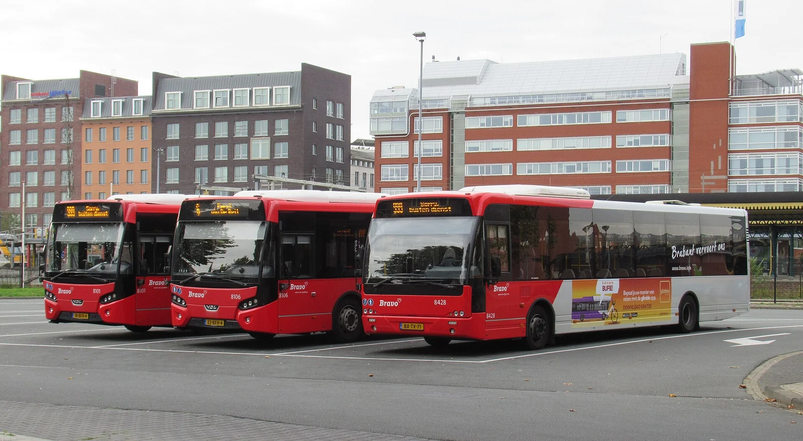 Bussen bij station Den Bosch in 2021; archiefbeeld, geen opname van de cao-onderhandelingen.