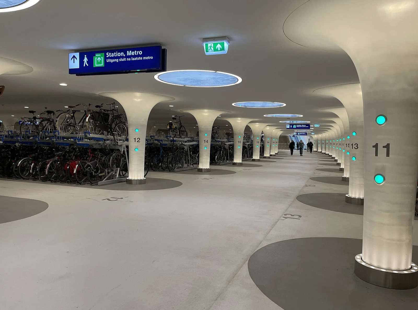 Een fietsenstalling bij Amsterdam Centraal; illustratief beeld van woon-werkverkeer.