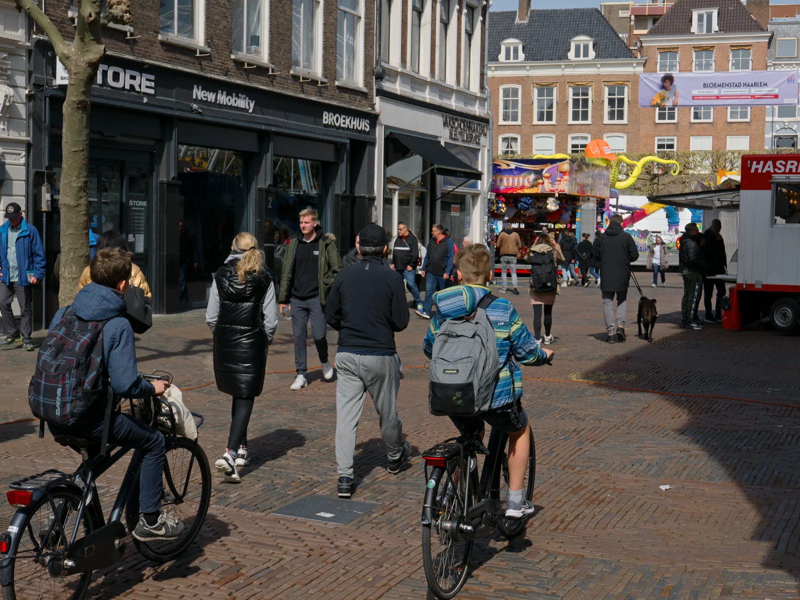 Fietsers en voetgangers in de Grote Houtstraat in Haarlem.