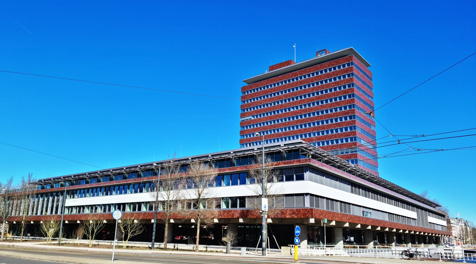 DNB-gebouw aan het Westeinde in Amsterdam, met een hoge rechthoekige toren.