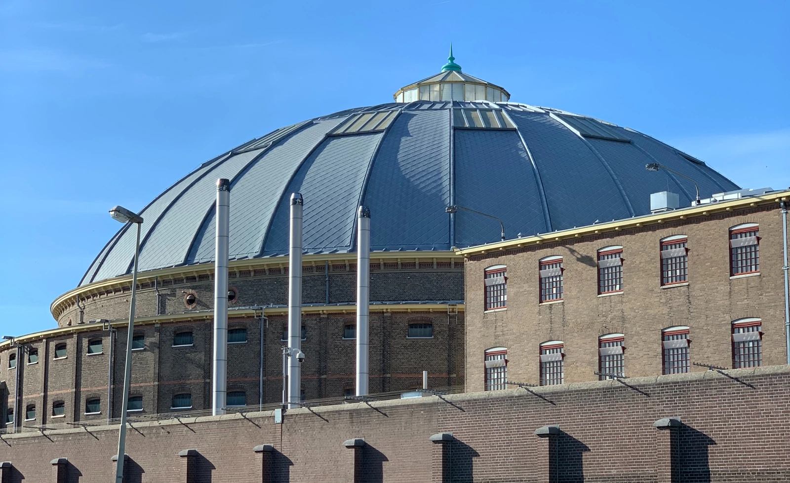 Het koepeldak en de bakstenen gevel van De Koepel in Haarlem.