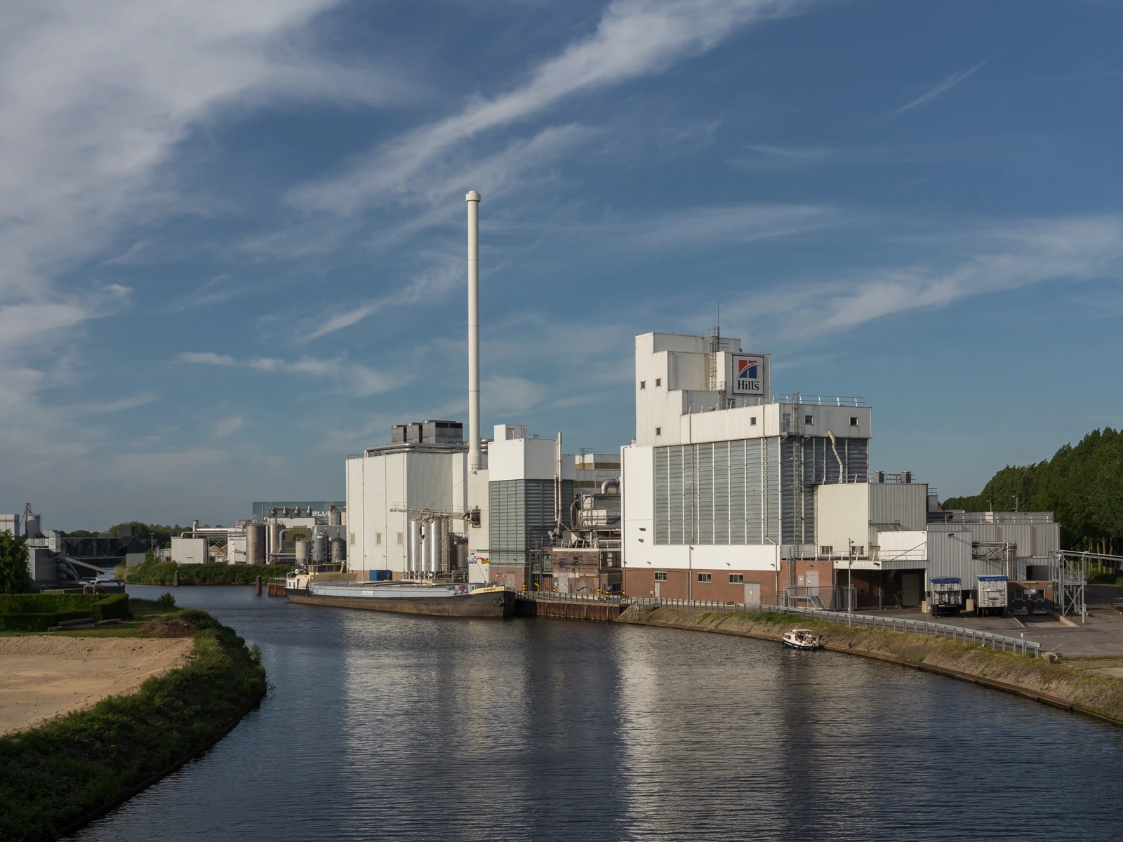 Fabrieksgebouwen en silo’s langs de rivier de Mark in Etten-Leur.