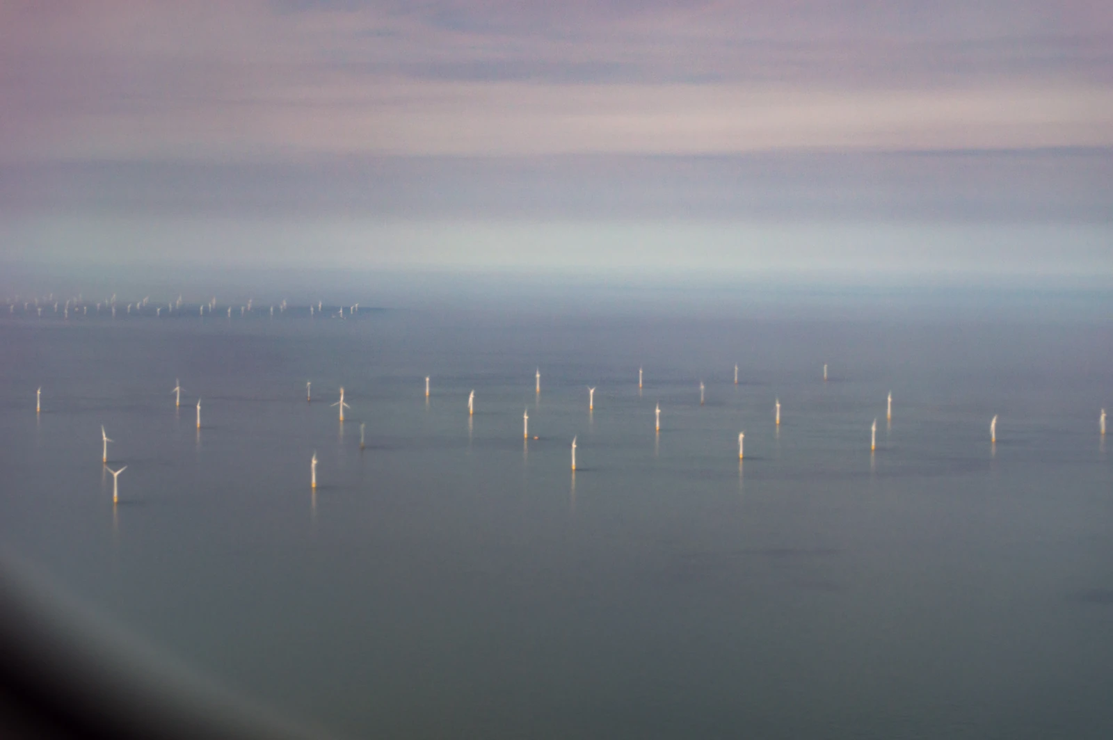 Windturbines op zee, vanuit een vliegtuig gezien.