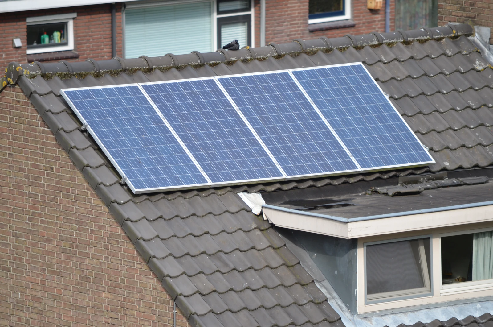 Zonnepanelen op een schuin pannendak.